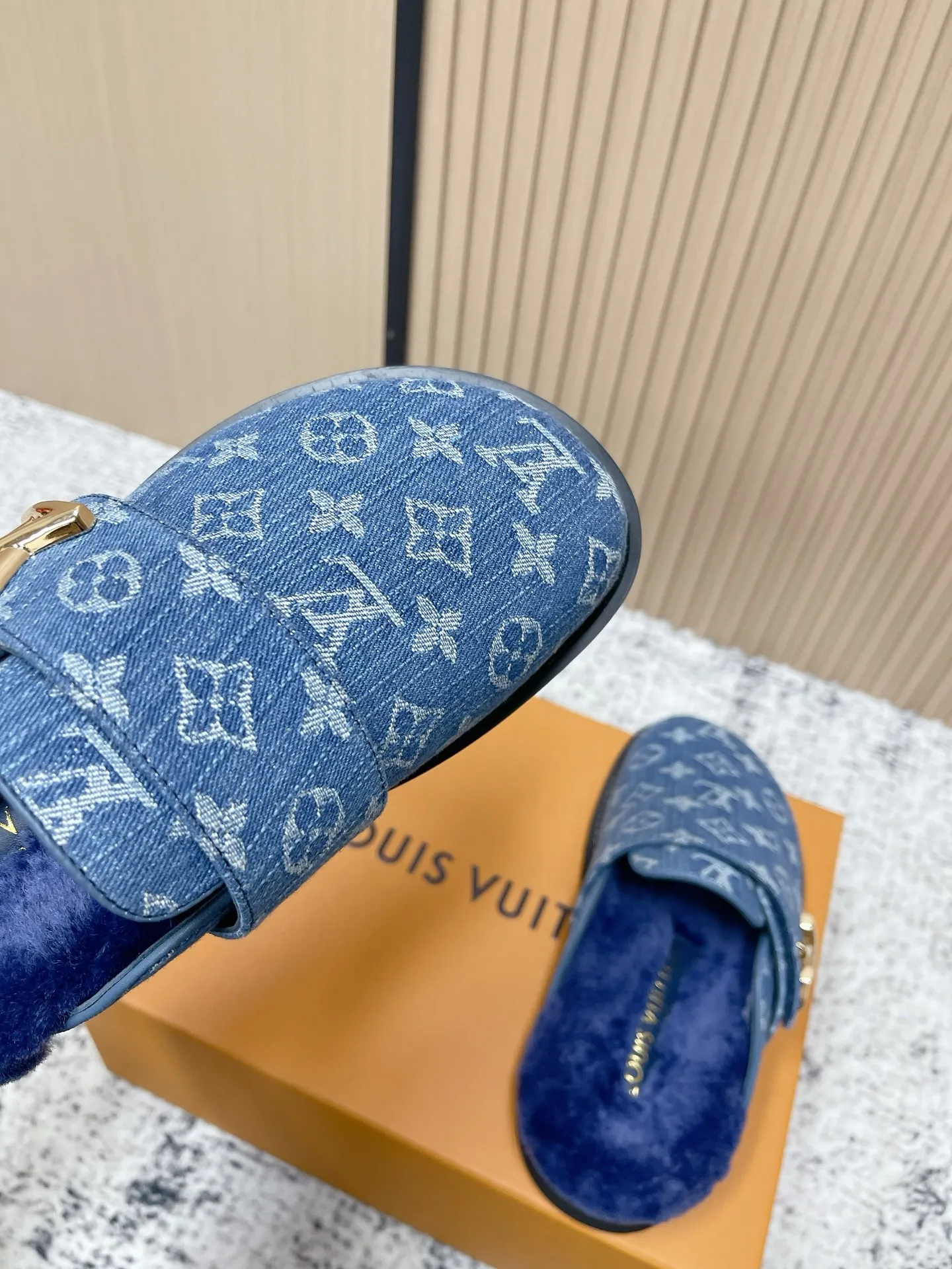 [L Home] P: 500💰 Size: 35-46 (female 40.41, male 45 46 custom-made) Top version Louis vuitton Lv top version LV couple's wool slippers New couple's Birkenstock slippers Cute and loveable, the foot feel is not too good Simple and high-end Sling-hee design Ready to wear and go Good news for lazy people Upper imported cowhide/imported old floral cloth Original hardware buckle, original molded high-density foam outsole Fabric: Yangjing/classic jacquard fabric Lining: imported wool lining Sole: original foam combination sole